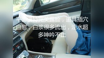  大奶肥臀超骚的小女人让大哥镜头前调教玩弄，小嘴塞满大鸡巴，撅着屁股舔菊花