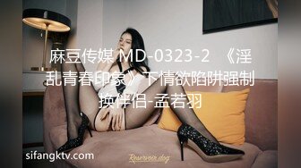  丝袜女仆情趣装颜值不错很嫩小少妇激情3P，伺候两个小哥哥主动上位抽插嘴里还叼着大鸡巴