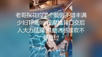 偷拍女同学上晚自习时上厕所,把逼掰开检查一下,估计是520和男友出去开房被操肿了